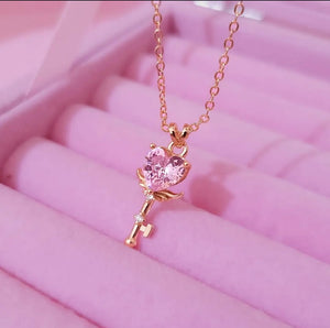 Collar Winged Key